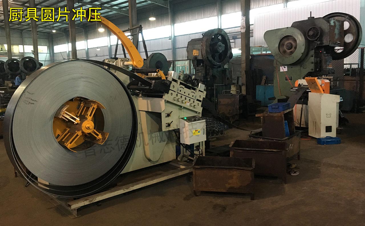 廚具圓片沖壓生產(chǎn)線,二合一數(shù)控偏擺送料機生產(chǎn)線