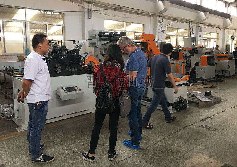 德國客戶考察三合一送料機(jī) 德國客戶考察三合一送料機(jī)