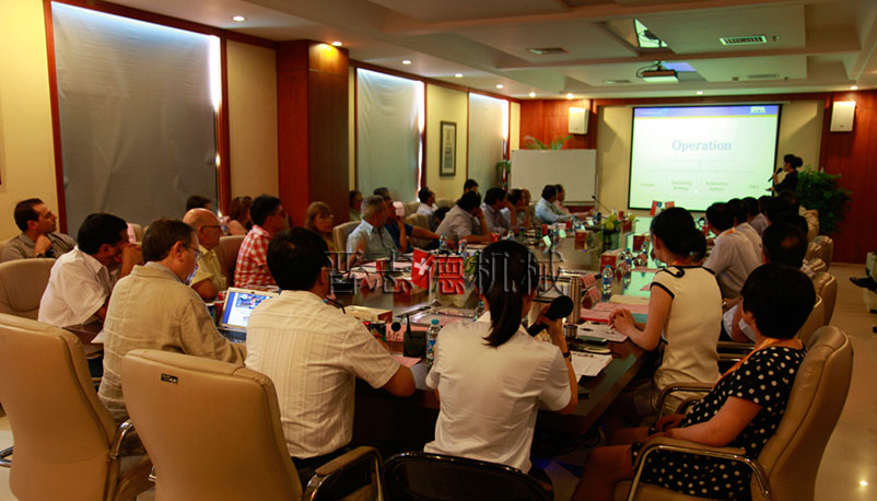 瑞士客戶簽訂送料機(jī)訂單 瑞士客戶簽訂送料機(jī)訂單