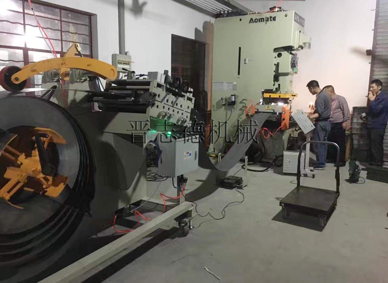 鋁模銷(xiāo)片沖壓生產(chǎn),厚板NC送料機(jī)使用