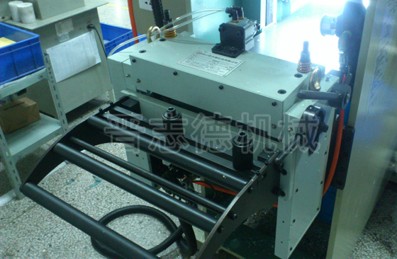 機(jī)械、氣動放松一體NC送料機(jī)