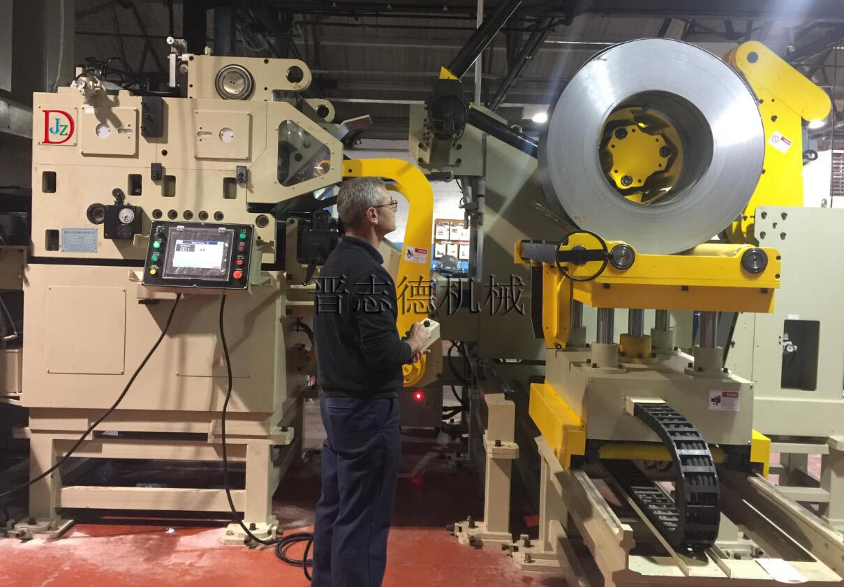 美國(guó)客戶操作三合一送料機(jī)