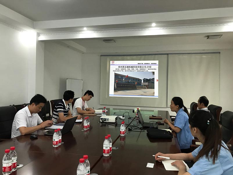 山東客戶來訪送料機(jī)廠