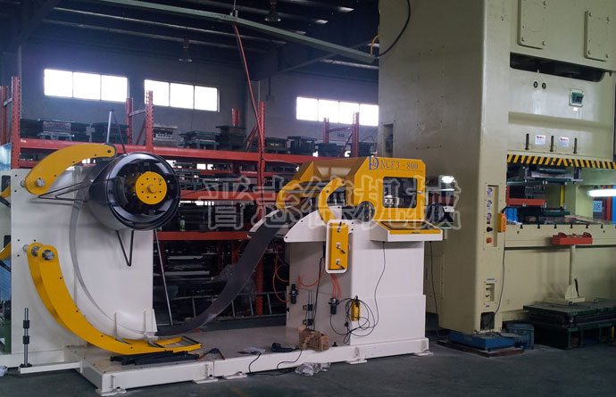 送料機(jī)安裝、調(diào)試現(xiàn)場(chǎng)