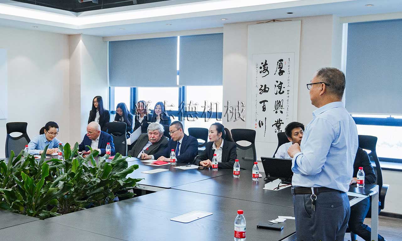 烏克蘭客戶來(lái)訪沖床廠,烏克蘭客戶來(lái)訪送料機(jī)廠