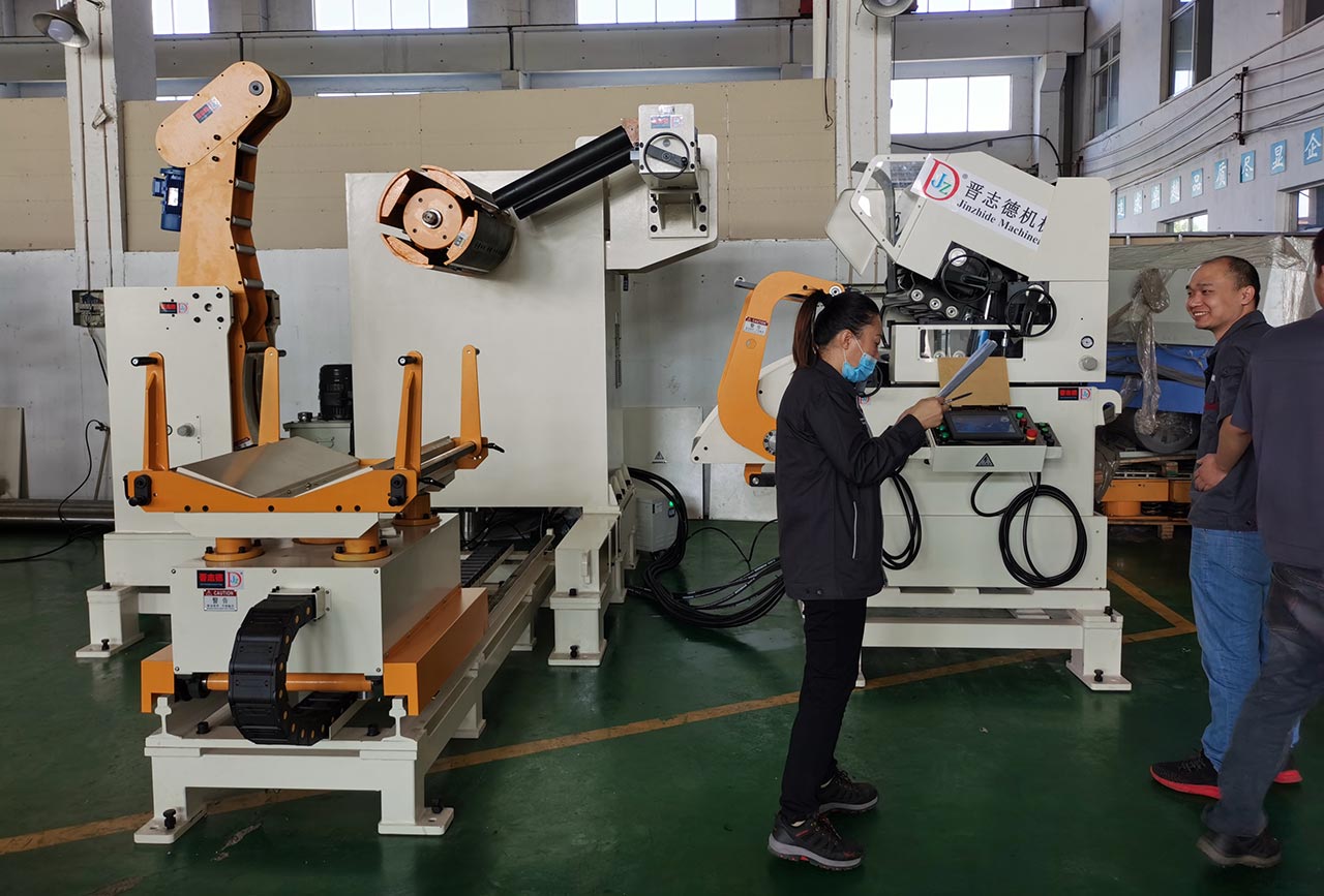 浙江校辦企業(yè)驗(yàn)收三合一送料機(jī)