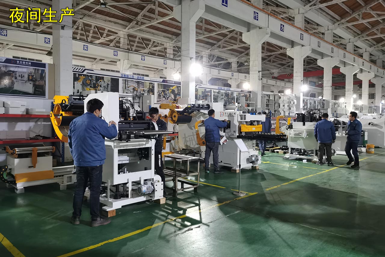 三合一送料機夜間生產(chǎn)