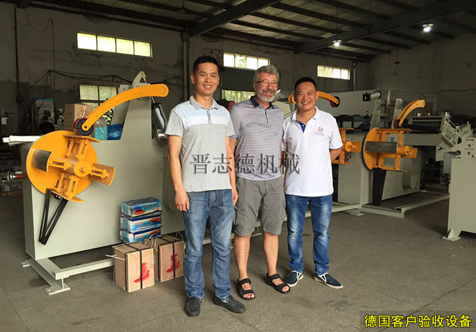 德國(guó)客戶驗(yàn)收送料機(jī)設(shè)備