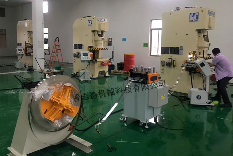 重型材料架開(kāi)卷,重型材料架使用,重型材料架配N(xiāo)C送料機(jī)