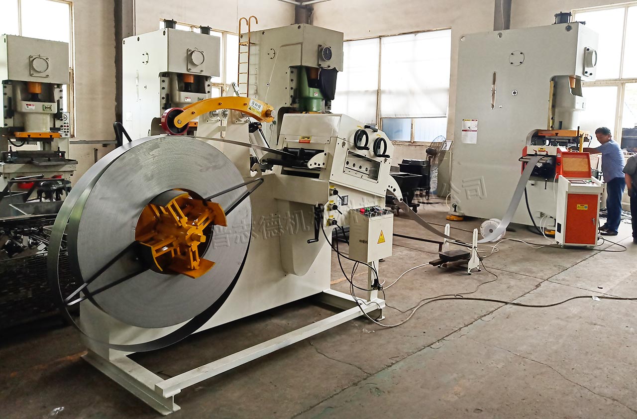 厚板料架兼整平機應(yīng)用,厚板二合一料架兼整平機使用,厚板料架兼整平機配NC送料機